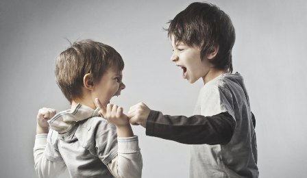 Terapkan 7 Tips Cespleng Ini Saat Anak Berkelahi antar Saudara