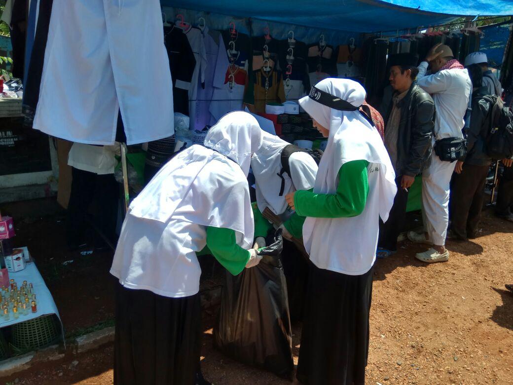 Santri Bantu Kebersihan Tabligh Akbar Umat Islam Garut 