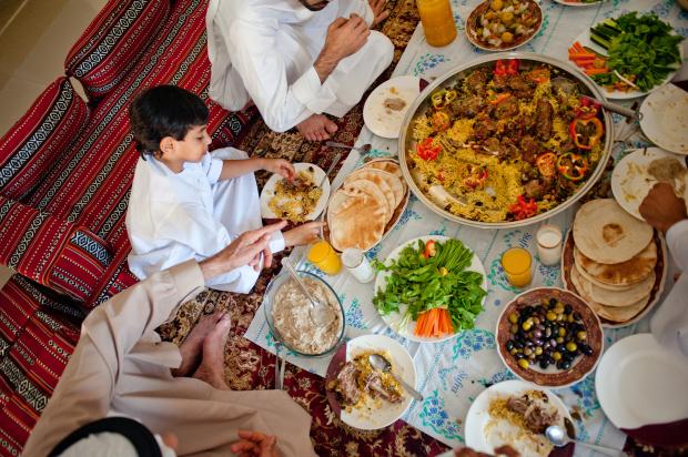 Adab Makan yang Penting Diajarkan pada Anak-anak