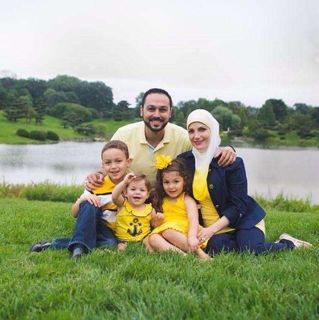 Keluarga Muslim Shebley Diusir dari Pesawat Karena Hijab Sang Istri