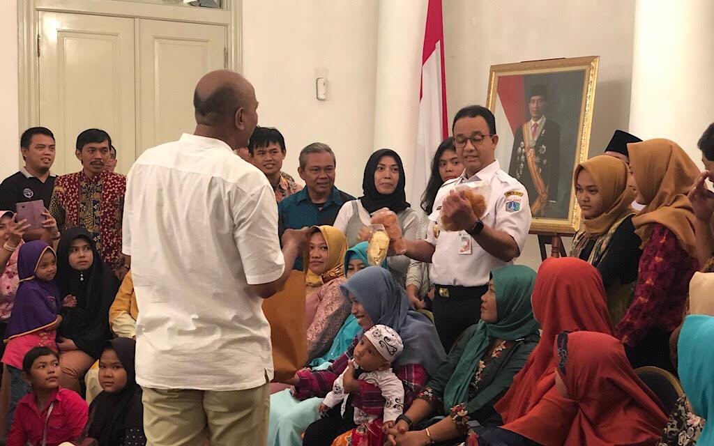 Anies Baswedan Diberi Oleh-oleh oleh Peserta Mudik Gratis DKI