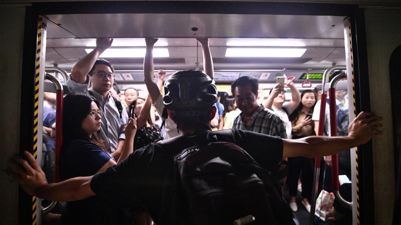 Para Demonstran Lumpuhkan Hong Kong dengan Aksi Mogok Massal