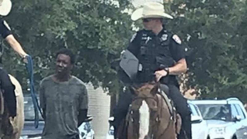 Foto Pria Kulit Hitam Berjalan dengan 2 Polisi di Texas, Picu Kemarahan Massal