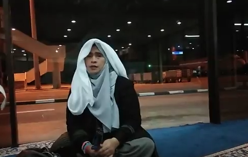 Video Wawancara Neno Warisman di Mushola Bandara Batam, Tak Bisa Keluar!