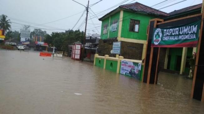 Habis Terkena Tsunami, Warga Pandeglang Sekarang Dilanda Banjir
