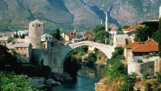 Warga Bosnia Rayakan 'Hari Negara Bagian' di Tengah Ketidakpedulian Serbia