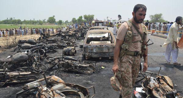 Sedikitnya 150 Tewas di Pakistan Akibat Truk Tanki Meledak