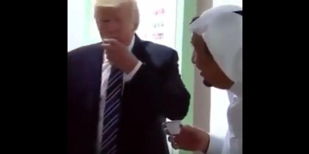 (Video) Raja Salman Tegur Donald Trump Agar Minum dengan Tangan Kanan