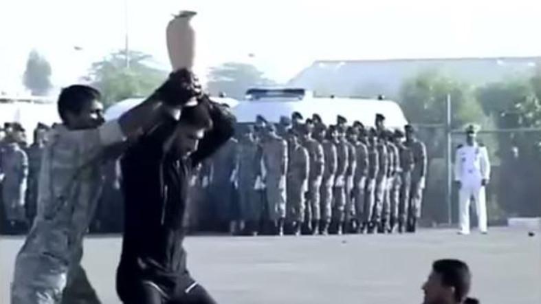 Video: Pertunjukan Aksi Beladiri Memalukan Pasukan Khusus Syi'ah Iran Saat Parade Militer