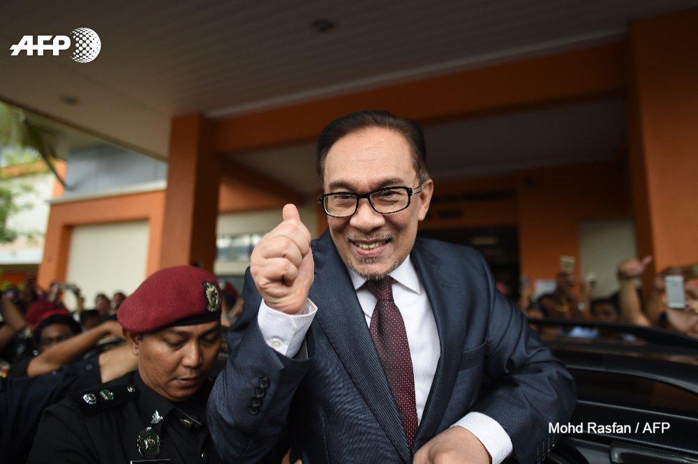 Pemimpin Oposisi Malaysia Anwar Ibrahim Dibebaskan dari Penjara