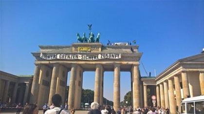 Aktivis Anti-Islam Jerman Lakukan Unjuk Rasa Di Atas Gerbang Brandenburg Berlin