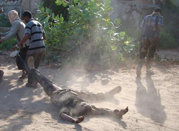 Tunjukkan Bukti Kemenangan, Al-Shabaab Seret Mayat-mayat Tentara Kenya di Kota Ceel Cadde