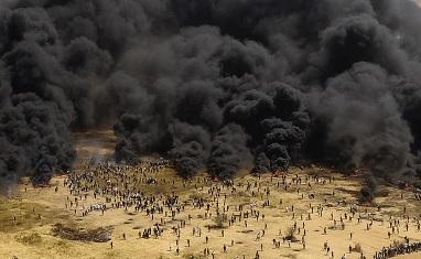 Drone Israel Bakar Ratusan Ban-ban dan Tenda Protes Palestina di Selatan Gaza