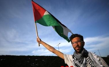 Mahmoud Abbas Berikan Kewarganegaraan Palestina pada Aktivis Swedia Benjamin Ladraa