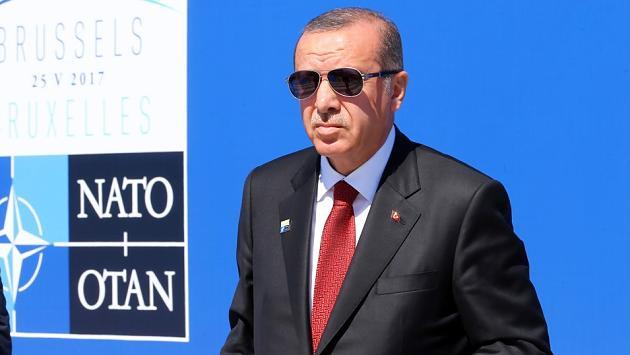Respon Sanksi AS, Pengusaha Turki Gantung Poster Raksasa Erdogan di Atas Trump Tower