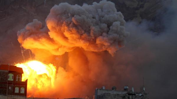 Serangan Udara Koalisi Saudi Hancurkan Gudang Senjata Pemberontak Syi'ah Houtsi di Sana'a