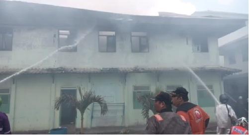 Kebakaran Hebat Hanguskan Gedung Asrama Putri Ponpes Istiqomah Muhammadiyah Samarinda