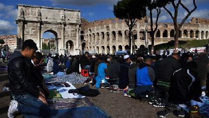 Protes Penutupan Masjid, Ratusan Muslim Italia Laksanakan Shalat Jum'at Dekat Colosseum Roma