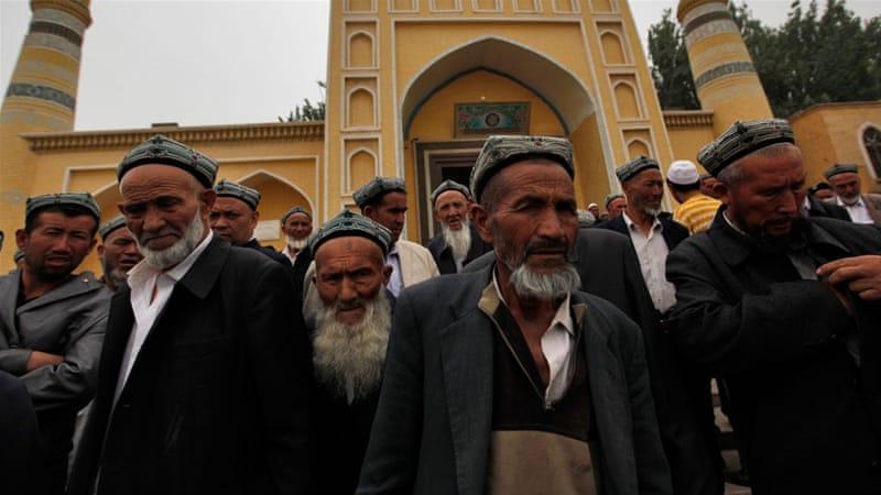 Komunis Cina Memaksa Toko dan Restoran Muslim di Xinjiang Jual Minuman Beralkohol dan Rokok