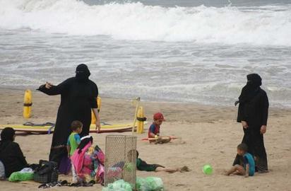 Pejabat Prancis Ancam Pidanakan Penyebar Foto Polisi Nice Paksa Muslimah Lepas Burkini