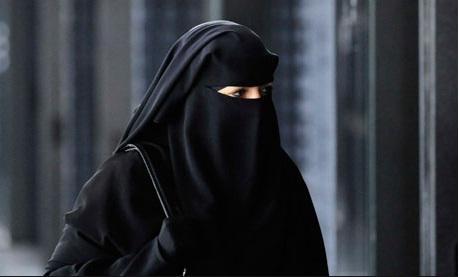 Setelah Menara Masjid, Politisi Sayap Kanan Swiss Kini Incar Pelarangan Niqab