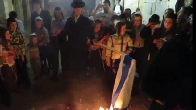 Kelompok Yahudi Ultra-Ortodoks Bakar Bendera Israel saat Perayaan Hari Kemerdekaan Negara Zionis