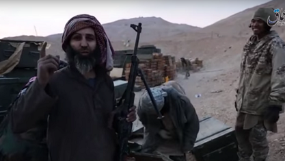 Islamic State (IS) Tampilkan Rampasan Perang yang Didapat dari Markas Pasukan Rusia di Palmyra