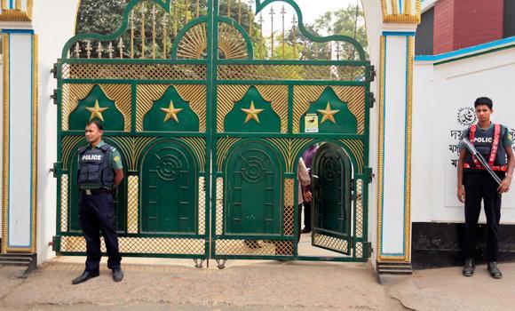 6 Tentara Terluka dalam Pemboman di Masjid Pangkalan Angkatan Laut Bangladsh