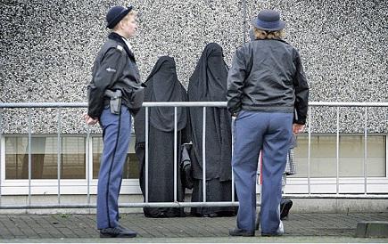 Kabinet Belanda Dukung Larangan Parsial Pemakaian Jilbab dan Burqa