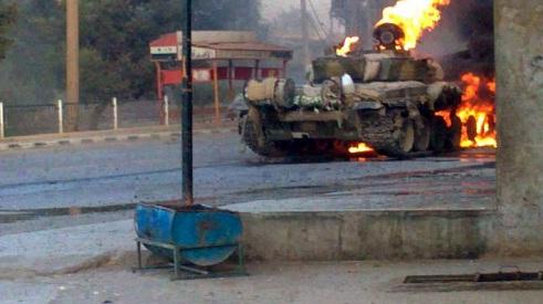 Pejuang Oposisi Hancurkan Sebuah Tank Rezim Assad di Gurun Suriah