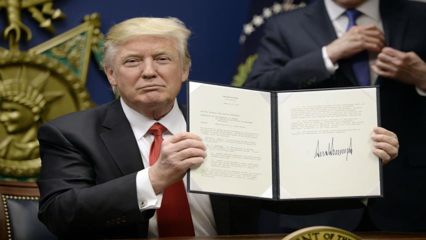 Donald Trump Tandatangani Perintah Eksekutif 'Larangan Masuk' Imigran Muslim ke AS