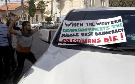 Demontran Palestina di Tepi Barat Lempari Delegasi AS dengan Telur