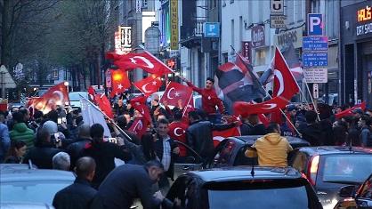Warga Turki di Berbagai Belahan Dunia Rayakan Kemenangan Referendum 'YA'