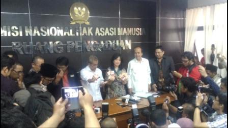 Uang Duka Keluarga Siyono Dibuka Saat Konferensi Pers, Wartawan: Wuih Parah Tuh Densus!