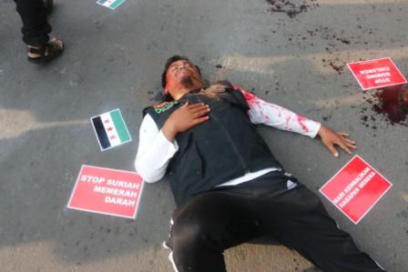 Aksi Solidaritas Rakyat Suriah di Bundaran HI Berlumuran Darah