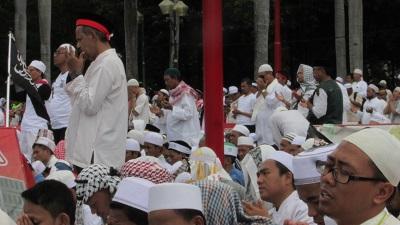 Hujan Saat Sholat Jumat, Massa 212 Tetap Inginkan Ahok Ditangkap Seperti Penista Lainnya