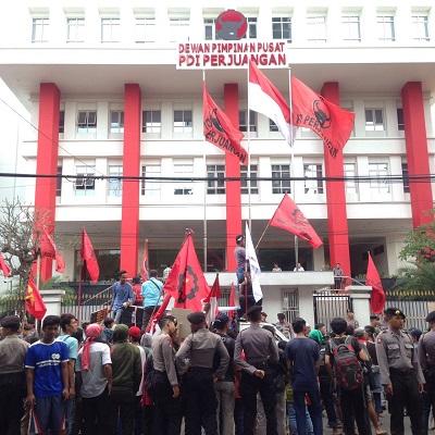 Ratusan Massa Beri Peringatan agar Megawati Tidak Dukung Ahok