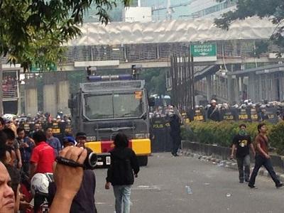 Bentrokan di Gedung KPK, Warga: Itu Polisi Cina, Dia Dukung Ahok, Bukan Pribumi!