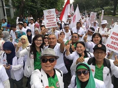 Ribuan Dokter Turun ke Jalan untuk Sadarkan Pemerintah Soal Pelayanan