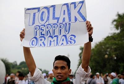 Tiga Tahun Pemerintahan Jokowi: Terbitnya Perppu Ormas, Kepentingan Rezim & Ancaman Demokrasi 