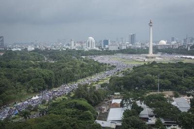 Jumlah Umat Islam dalam Aksi-aksinya Mengalahkan Jumlah Tumbangkan Marcos dan Orba