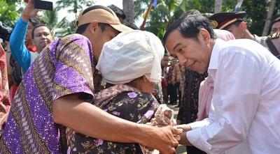 Ini yang harus Dilakuan Jokowi Saat Kedaulatan Dipertanyakan, bukan justru Bagi-bagi Sembako