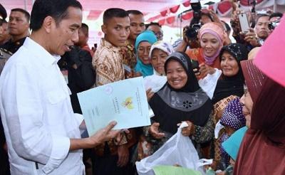 Bagi-bagi Sertifikat ke Rakyat, Laku Jokowi seperti Zaman Orde Baru