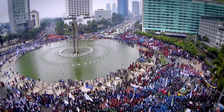  Ribuan Buruh Melakukan Aksi Demo Menolak PHK  dan Longmarc Menuju Istana