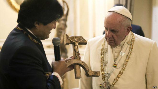Paus Fransiskus Mendapat Hadiah Salib Palu Arit Dari Morales