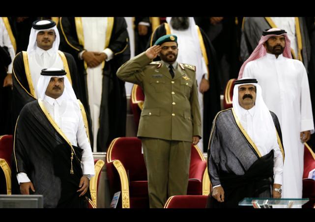 Raja Qatar Sheikh  Hamad bin Khalifah al-Thani Menyerahkan Kekuasaan kepada Sheikh Tamim