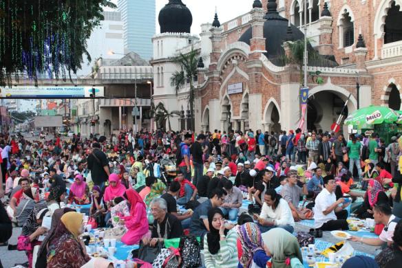 Luar Biasa Fenomena Ibadah Puasa Ramadhan di Indonesia