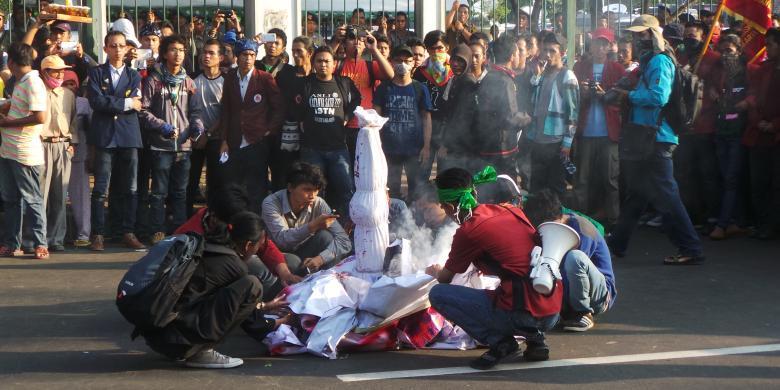 Mahasiswa Membakar Boneka Jokowi di Depan Istana