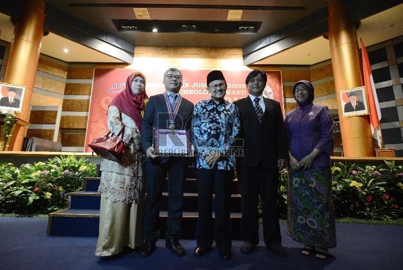 Ilmuwan Muslim Terkemuka Warsito Mendapatkan Award Dari Habibi