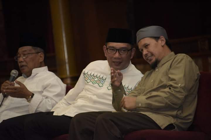 Catatan Diskusi Symbol Iluminati Antara Ustadz Rahmat Baequni dengan Ridwan Kamil 